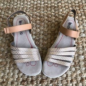 Bionica Strappy Cushioned Sandals. Size 8